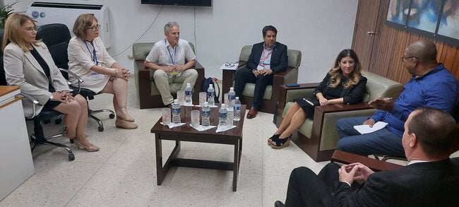 Encuentro entre experta de OMS y Ministro de Salud Pública