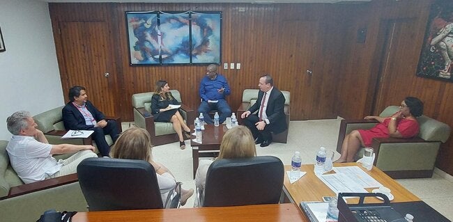 Encuentro entre experta de OMS y Ministro de Salud Pública