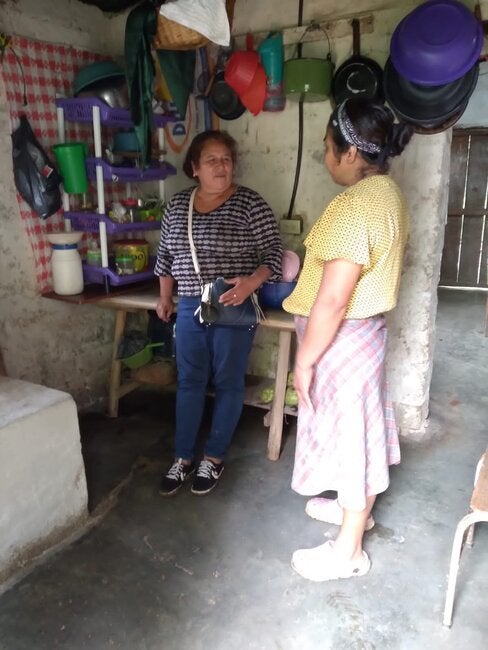 Gloribel instruyendo a otras mujeres como construir ecofones y su beneficio