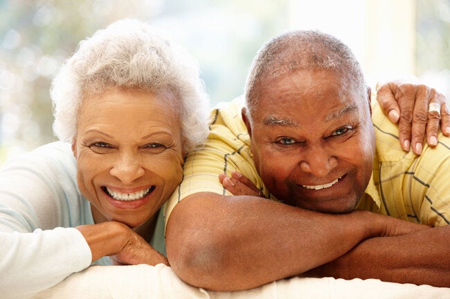 Foto de una pareja de hombre y mujer afroamericanos en la tercera edad