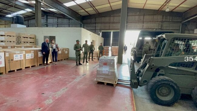 OPS entrega en donación equipos e instrumentos para fortalecer la red de frío del plan nacional de vacunación, beneficiando a comunidades en zonas de difícil acceso