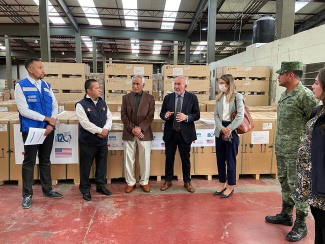 OPS entrega en donación equipos e instrumentos para fortalecer la red de frío del plan nacional de vacunación, beneficiando a comunidades en zonas de difícil acceso