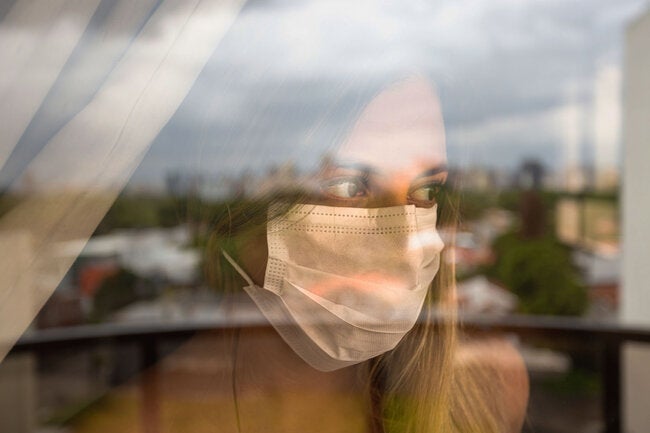 Mujer viendo desde de la ventana