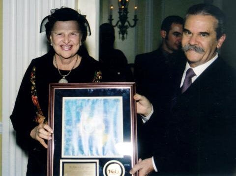 Dr. Zilda Arns being honored as a Health Hero of the Americas