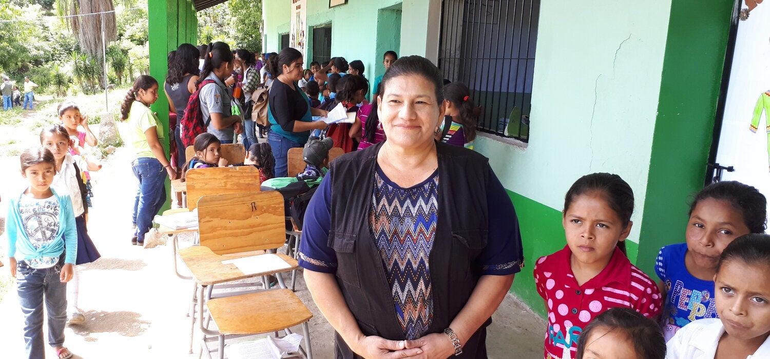 Reina Teresa, acompañando campaña de desparasitación en Gracias Lempira