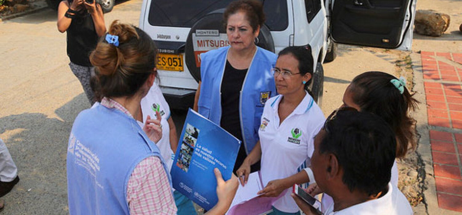 Las madres comunitarias y los Caminantes de la Salud son ejemplos de grupos de promotores de la salud que recorren los barrios para informar a los vecinos sobre el virus, enseñar cómo eliminar criaderos de mosquitos, recoger las consultas y detectar posibles casos para derivarlos a los centros médicos cercanos.