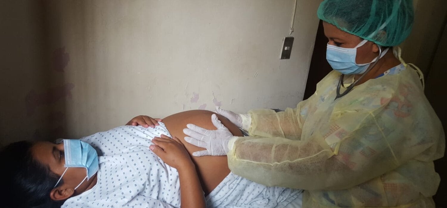 Partera atiende a paciente durante el nacimiento