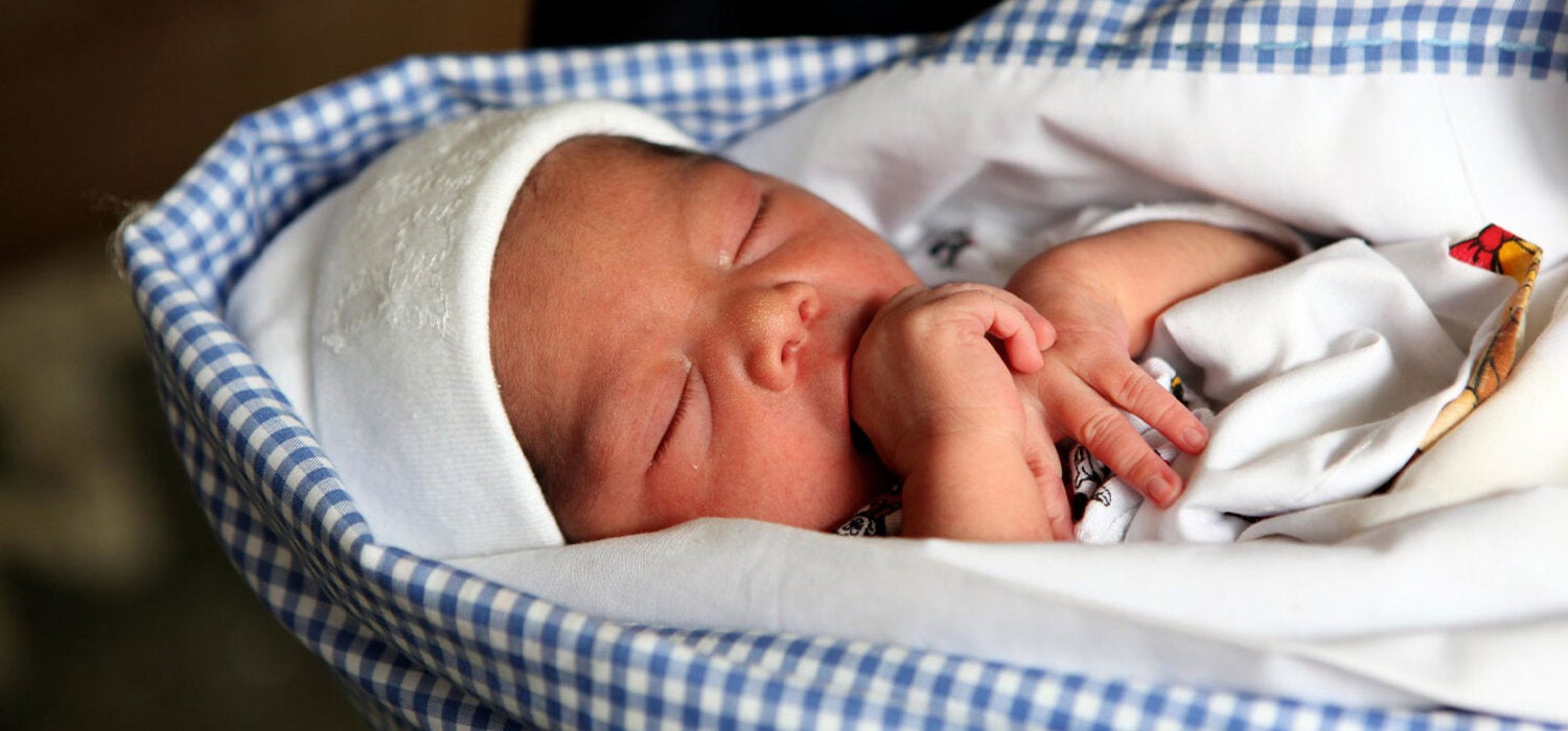 Recién nacido durmiendo envuelto en una manta
