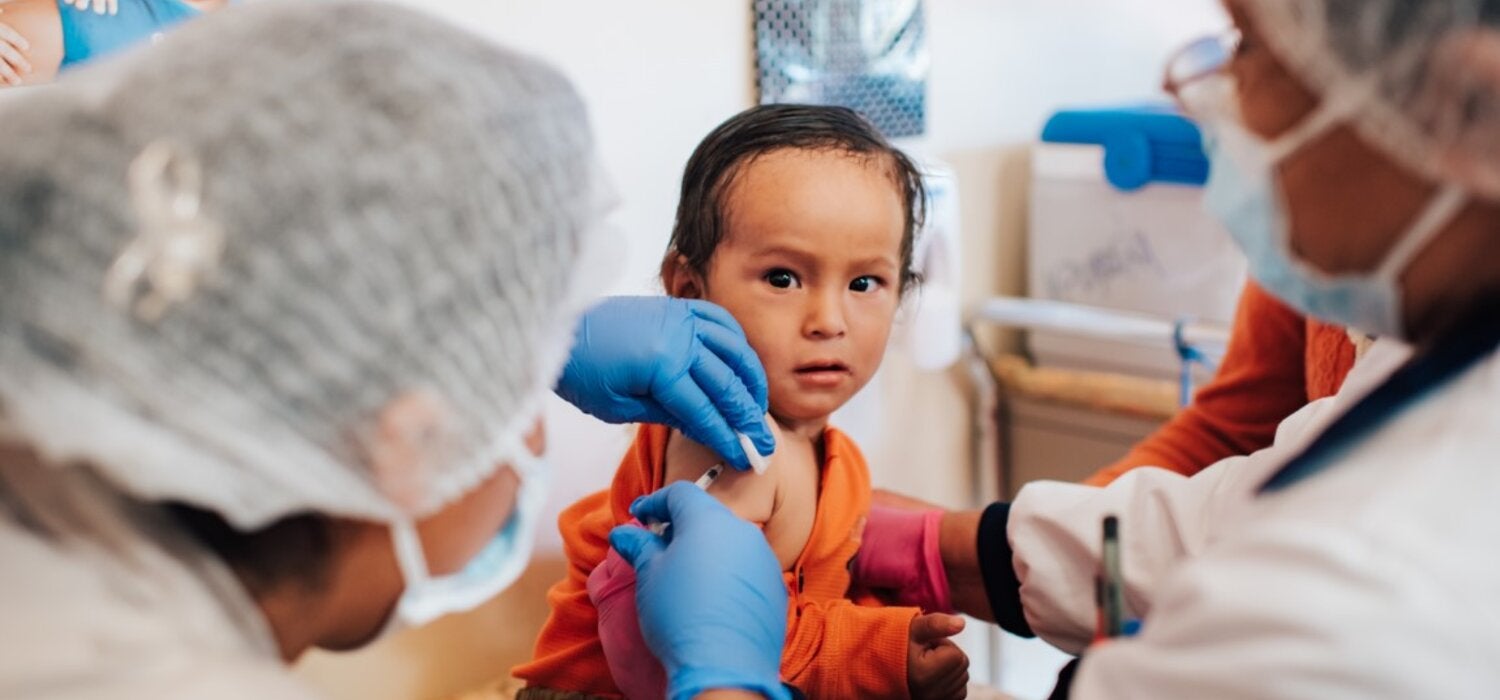 Niño es vacunado en Cochabamba, Bolivia