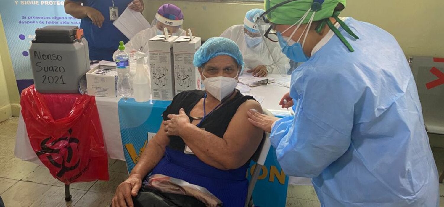 Isbella-gutierrez-se aplica la vacuna contra la COVID-19