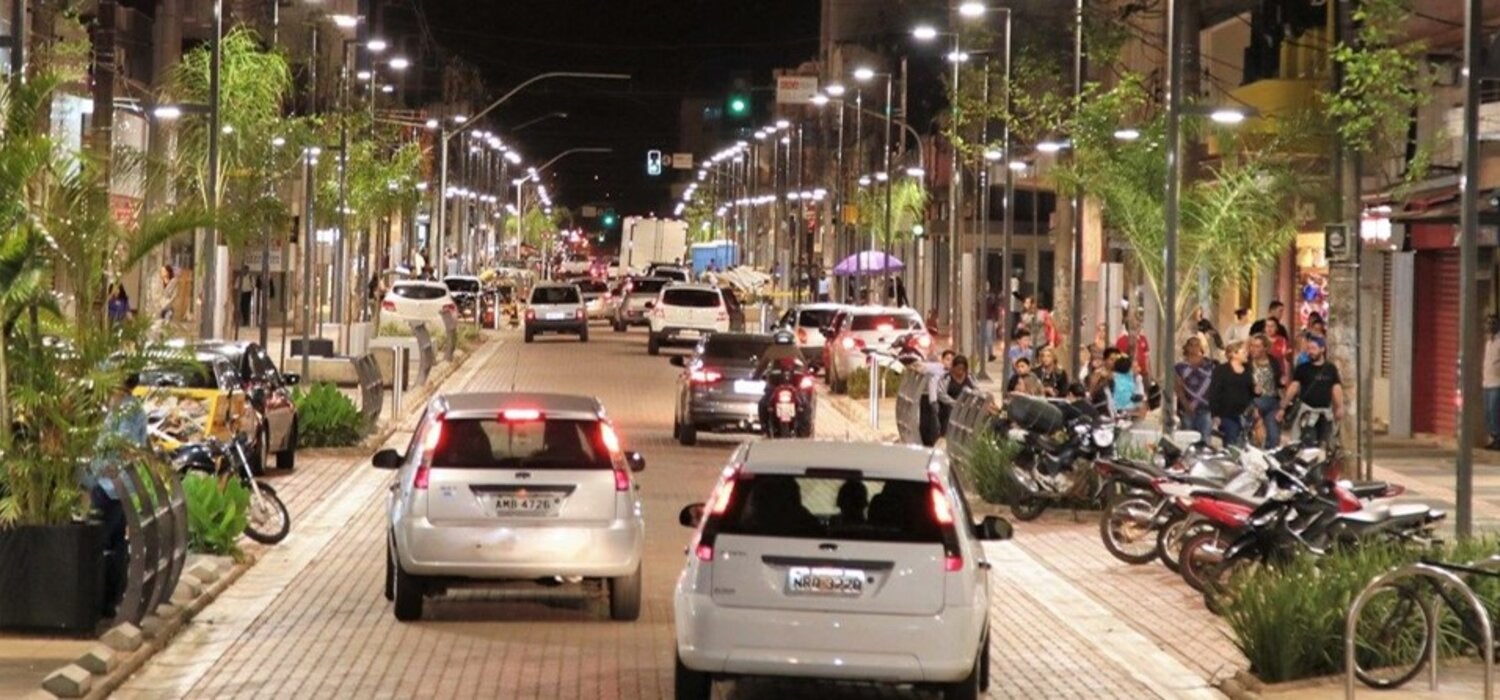 Calle de Campo Grande en la noche, donde conviven diferentes usuarios de las vías