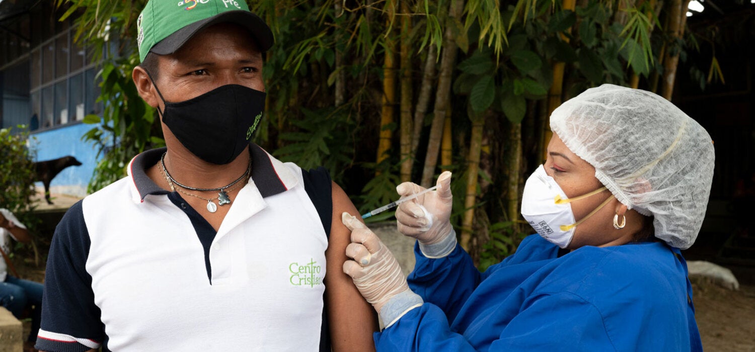 vacunadora_ a Indigena