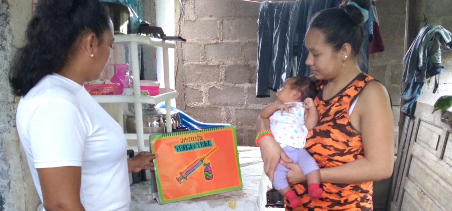 Madre primeriza agradece apoyo de colaboradora voluntaria