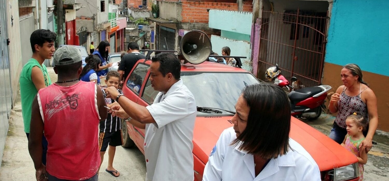 Campaña de vacunación en un barrio