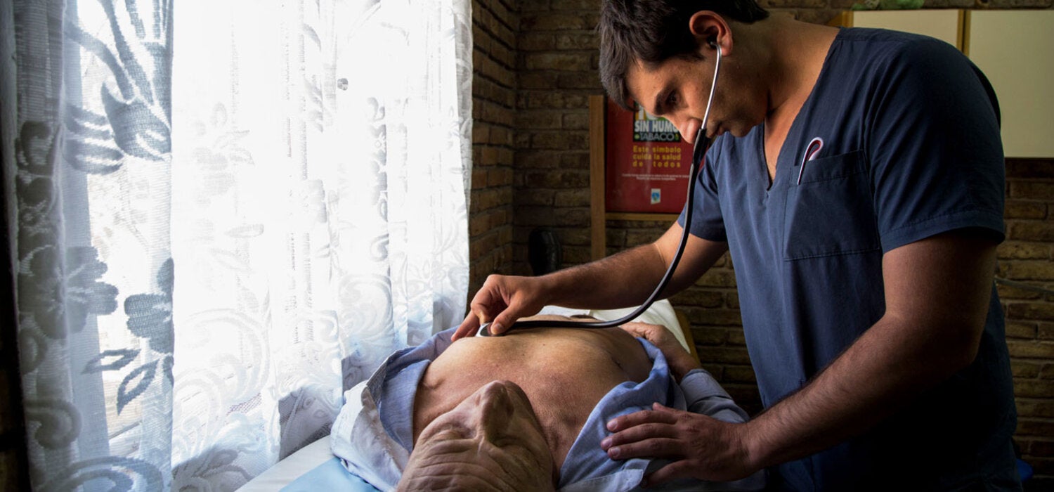 Un médico cuida a un paciente en una policlínica