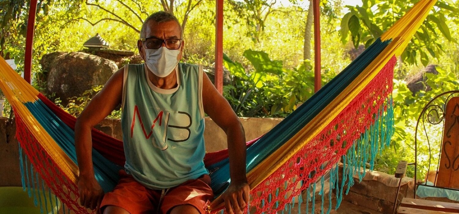 José Vizcaya en el patio de su casa en Puerto Ayacucho, estado Amazonas
