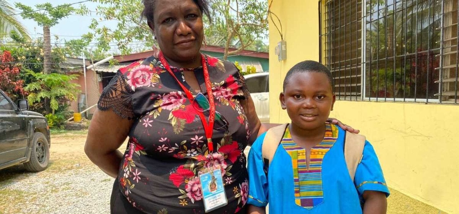 Dra. Alba Rita Sambula y uno de sus pacientes en la comunidad de Bajamar, Cortés