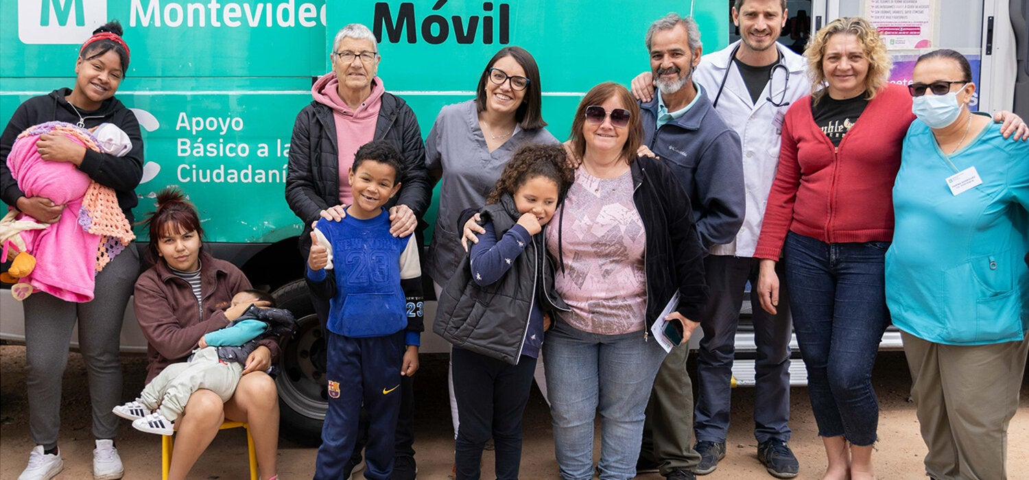 personal frente a policlínica móvil