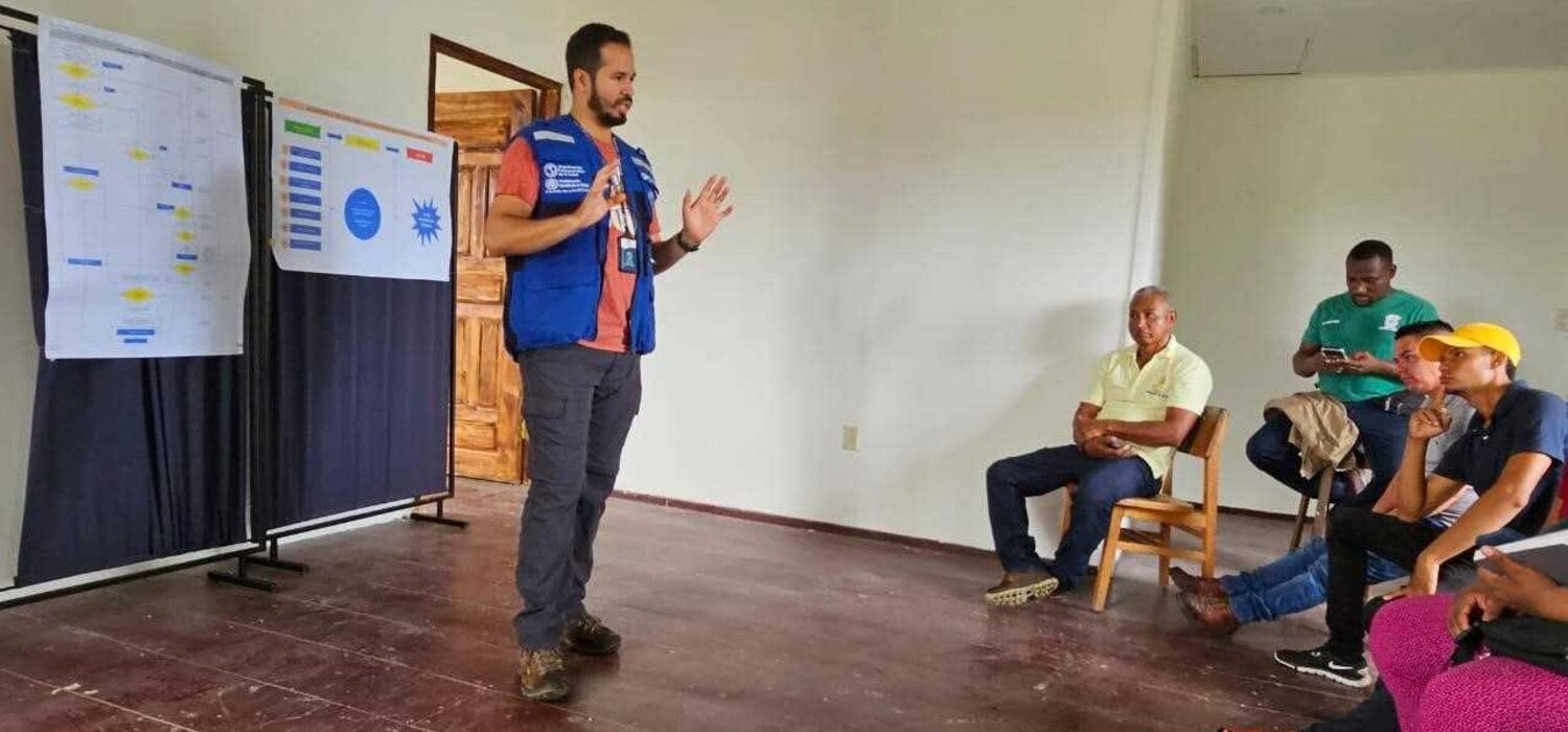 Dr. Otto Padilla, brindando charla sobre malaria a los colvol en la zona de la moskitia hnd