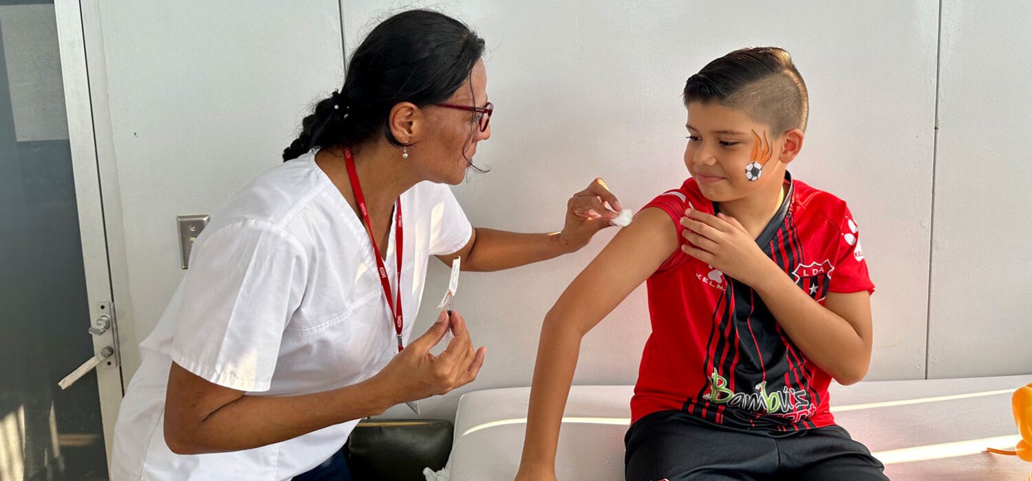Nino recibe vacuna