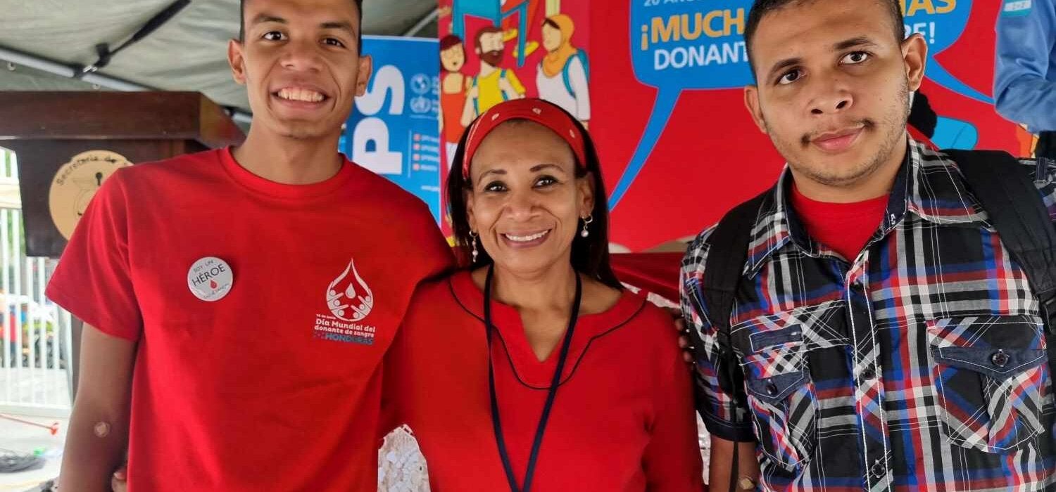 Doña Vilma y sus dos hijos altruistas hnd