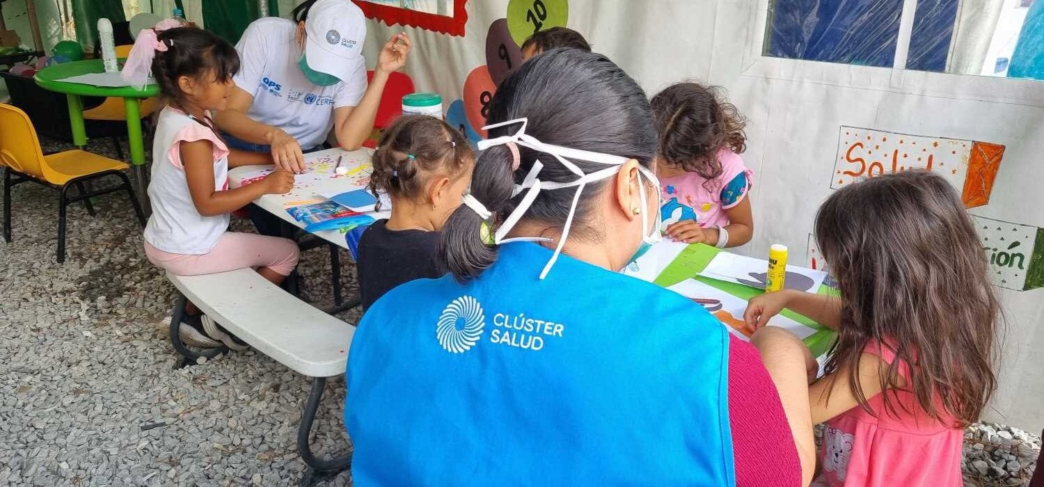 Niños haciendo ludoterapia 