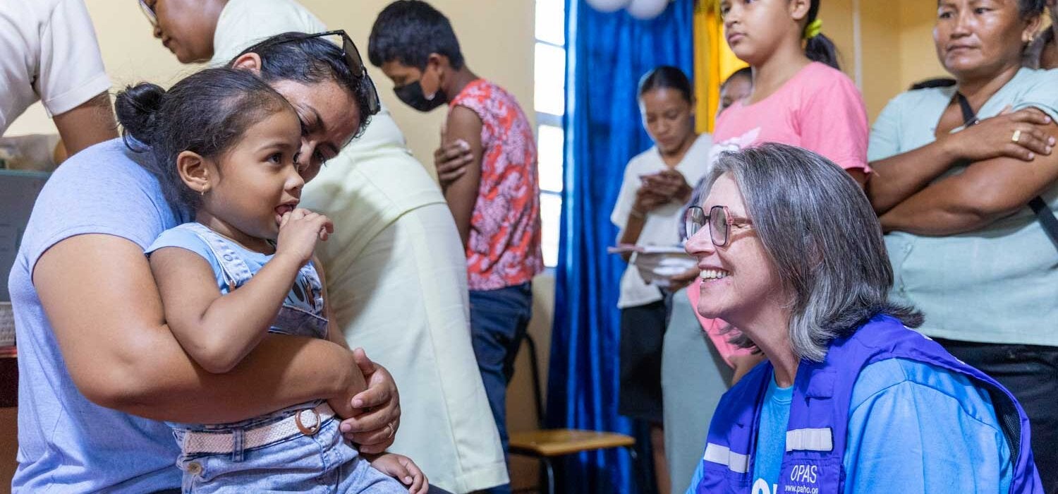 Atividade de vacinação na Escola de Ensino Médico St. Ignatius,  em Lethem, Guiana. 