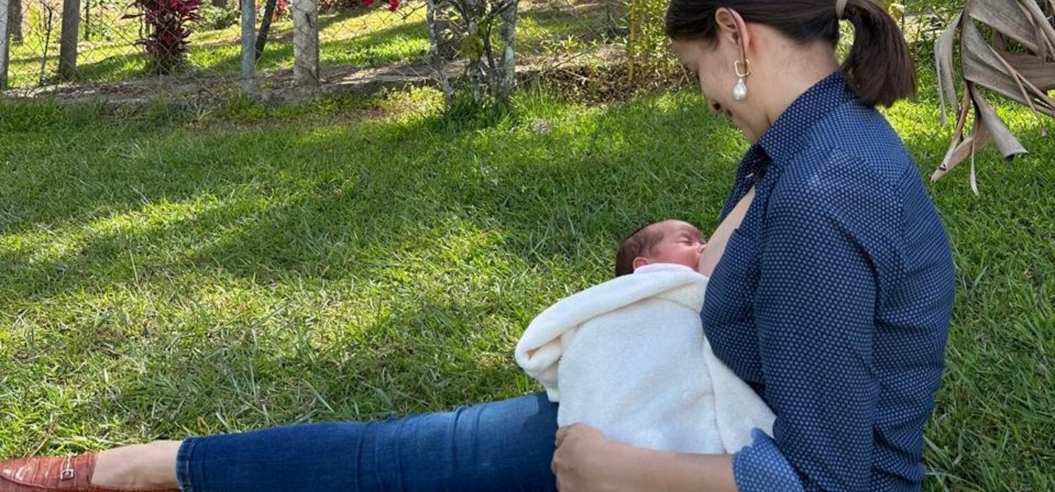 Gabriela dando lactacia a su pequeña Helena hnd