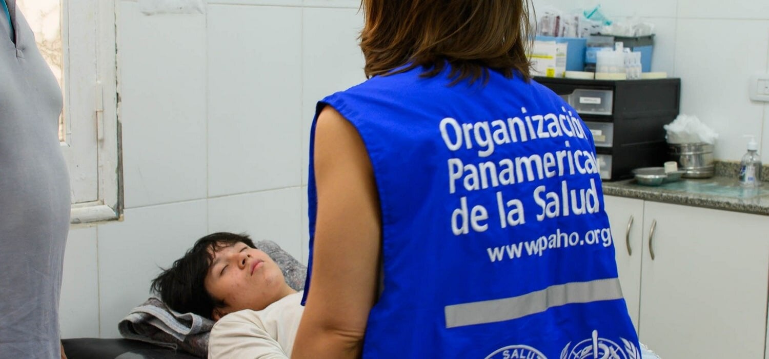 Foto de una de las visitas de especialistas de OPS a hospitales y centros de salud con personas internadas a causa de dengue