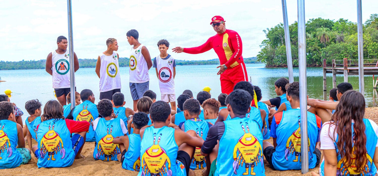  Niños recibiendo instrucciones