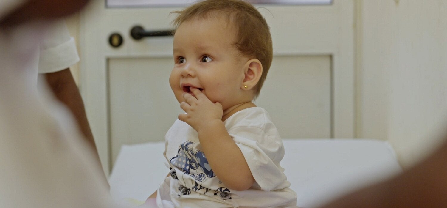 Bebé cubana lista para vacunarse