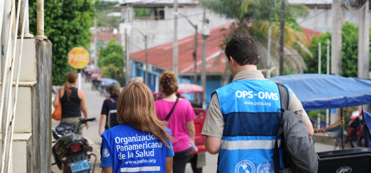Dos funcionarios de OPS en el campo.