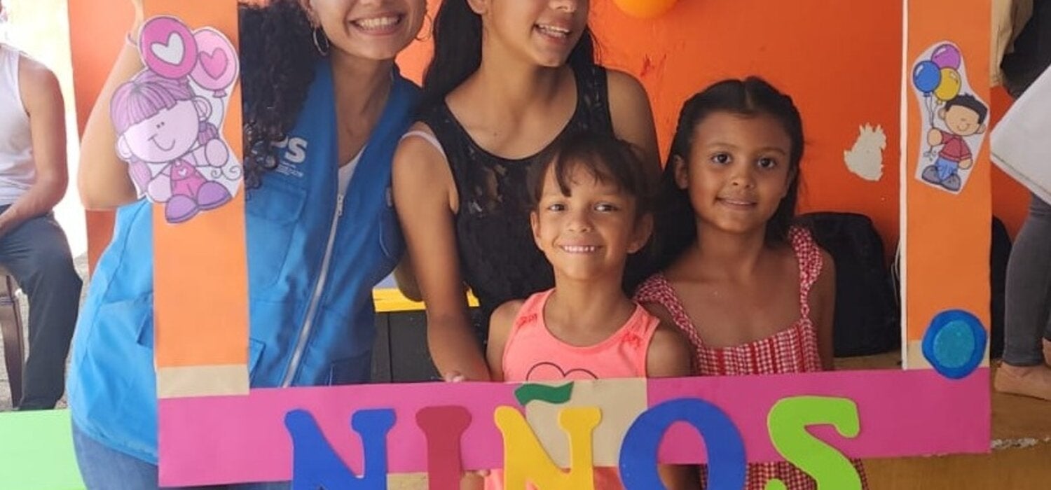 Heidy Galindo trabajando con niñas migrantes