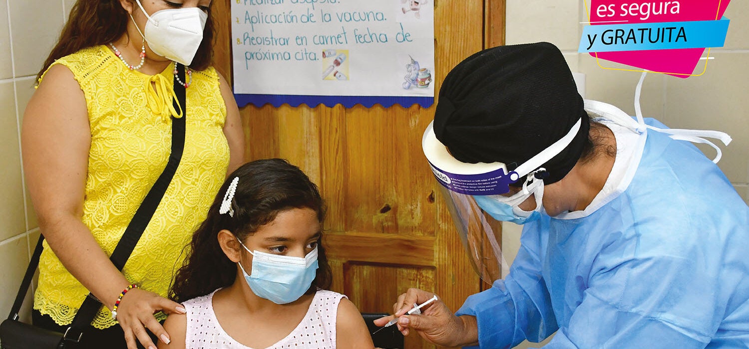 niña recibiendo vacuna