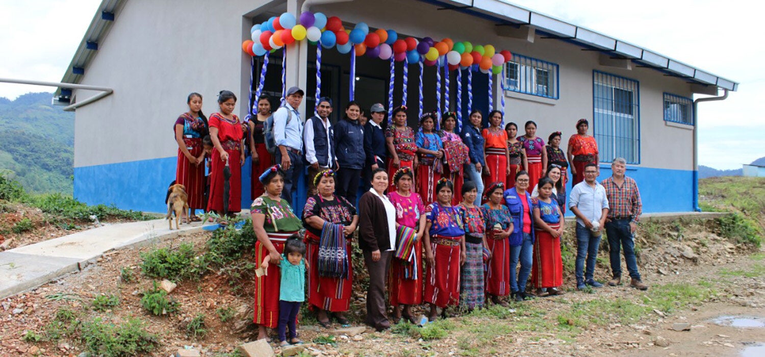 Mujeres de la aldea Cimientos Xeputul celebran la reapertura del centro comunitario de salud