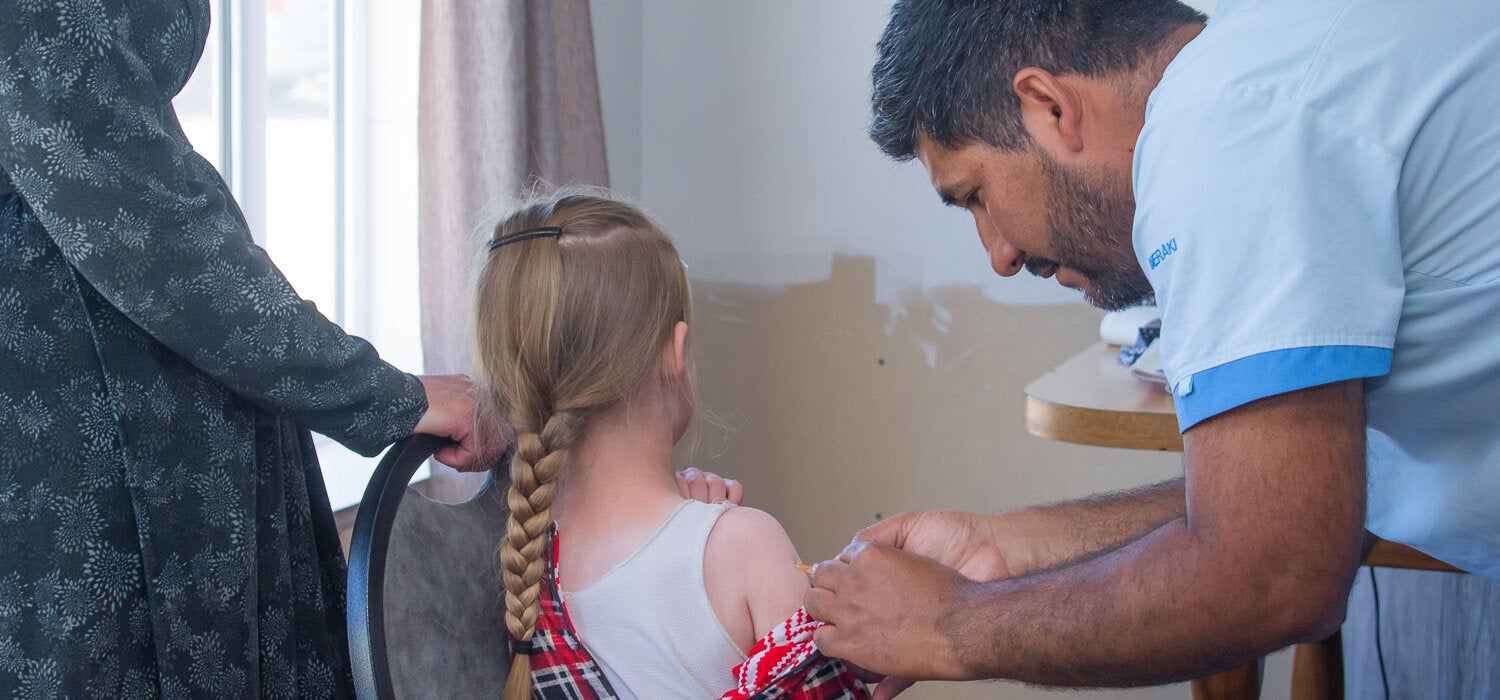niña recibe vacuna