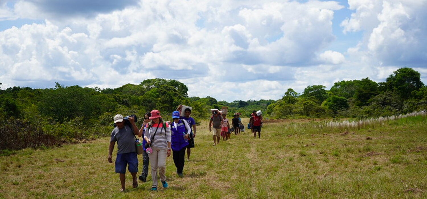 Personal de salud visita comunidad remota