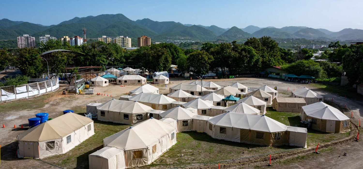 Un hospital de campaña operado por el Equipo Médico de Emergencia (EMT) de Barbados en Venezuela tras los terremotos del 24 de junio. Equipos médicos de emergencia internacionales se desplegaron en el país para trabajar junto al personal de salud venezolano, brindar atención de emergencia y ayudar a mantener los servicios esenciales de salud en las comunidades afectadas.