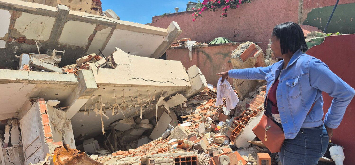 Migdalis Ramos señala el lugar donde antes estuvo su apartamento, que estaba en un piso 3 pero quedó a nivel del suelo