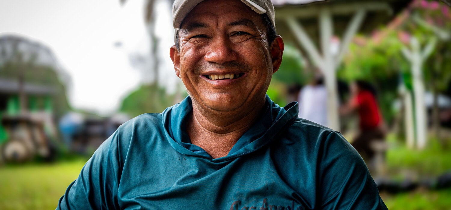 hombre sonriendo a la camara
