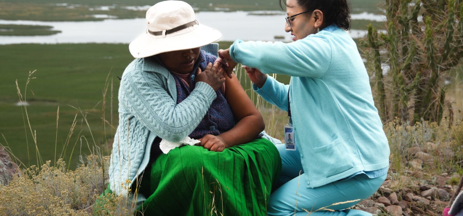 Personal de salud vacunando