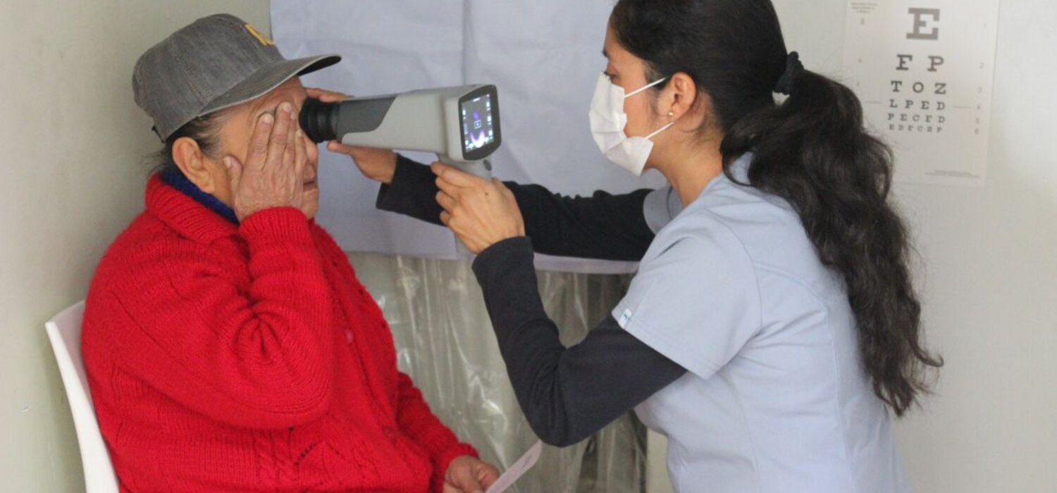 Personal de salud midiendo visión