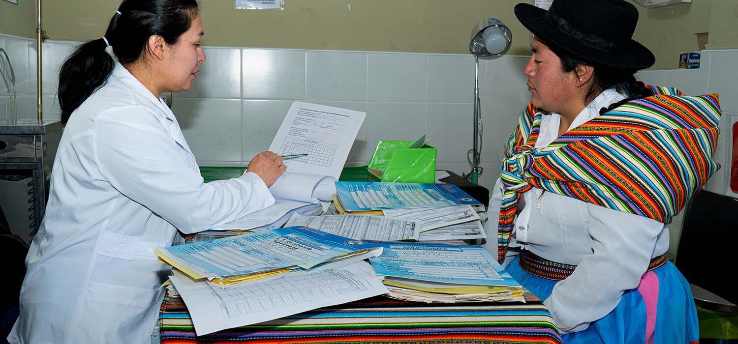 Mujer andina recibe atención médica