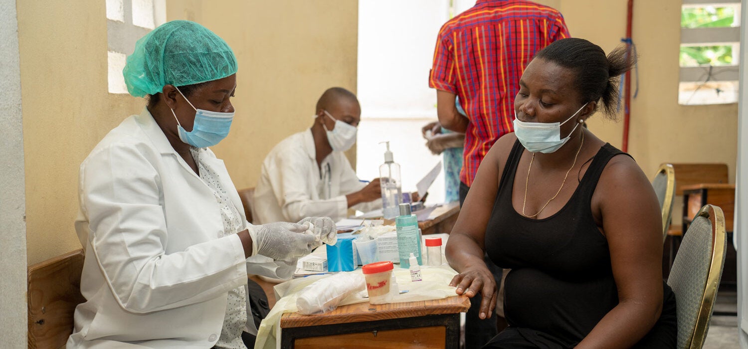 Une femme reçoit des services de santé