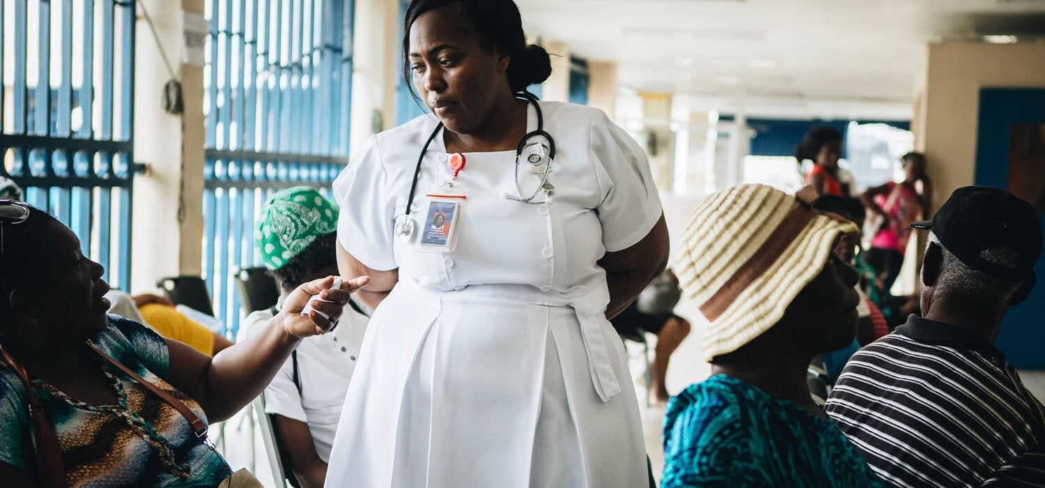 Enfermera revisando pacientes