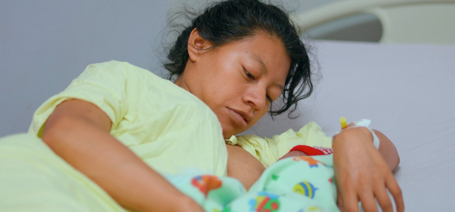 A través de los equipos cero muertes maternas cientas de madres ahora puede cargar felices a sus bebés