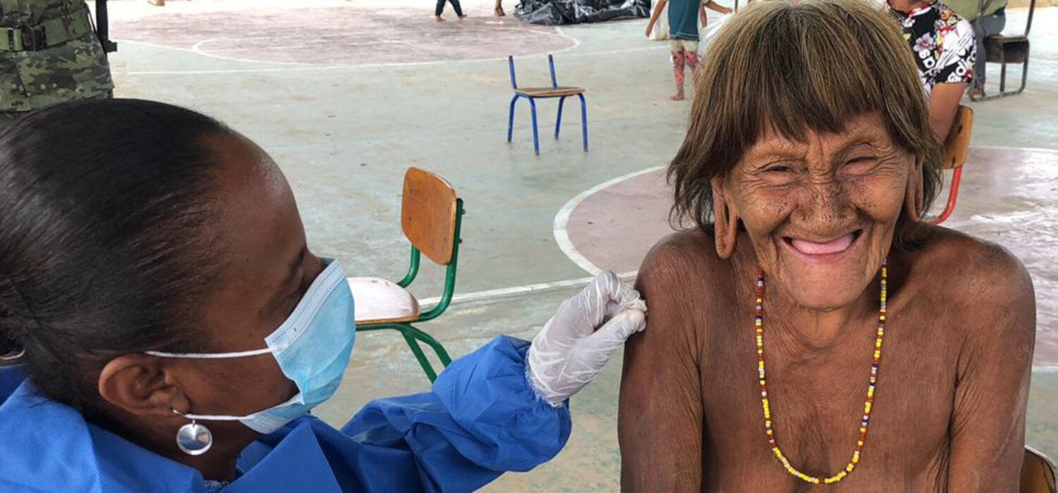 Mujer indígena mayor es vacunada