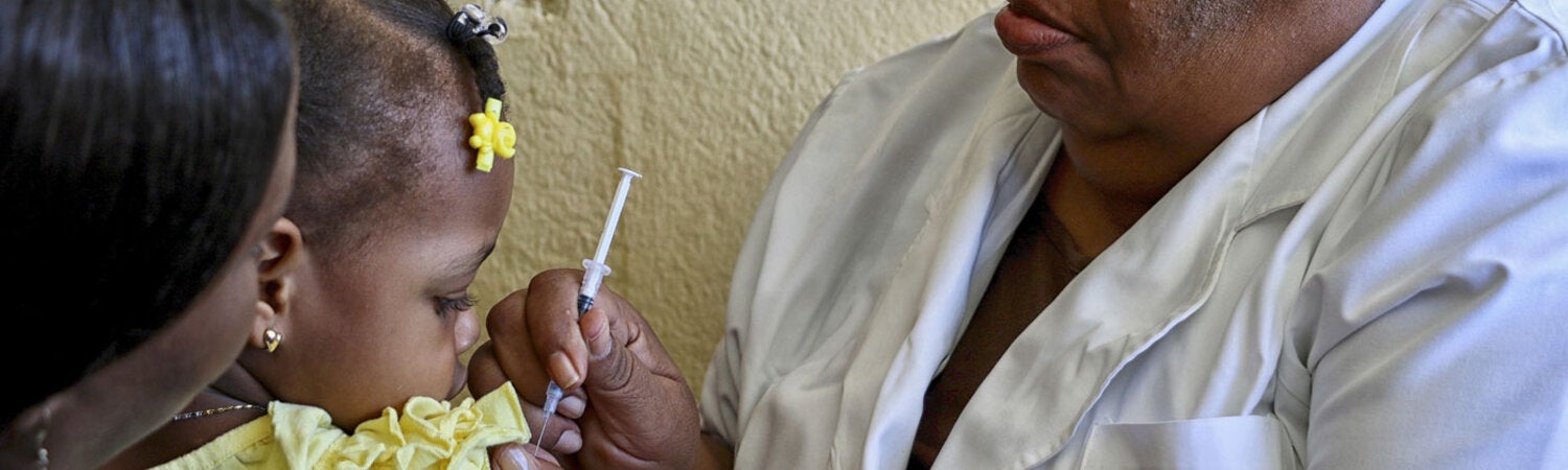 Trabajadora de salud vacunando