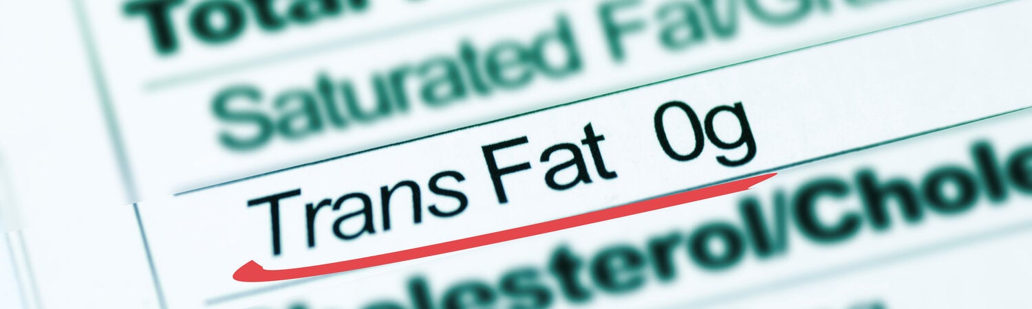 una etiqueta de información nutricional subrayando grasas trans 0 gramos