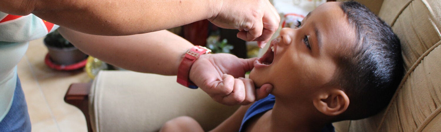 Niño recibe vacuna contra la polio